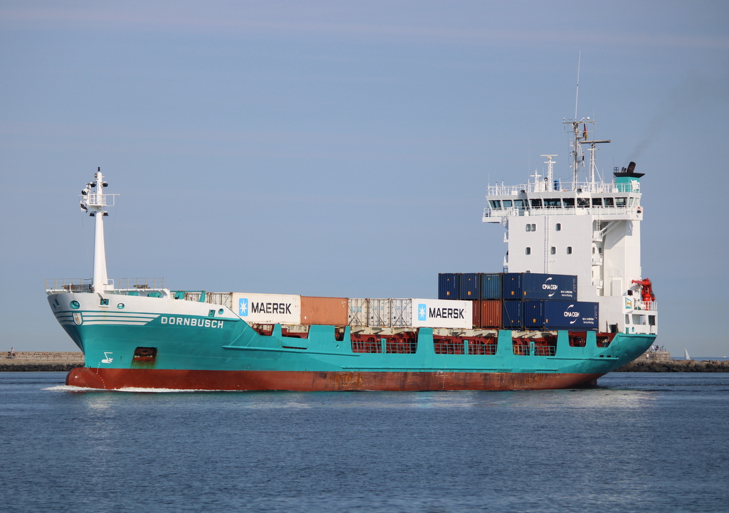 Der Frachter DORNBUSCH auf dem Seeweg von Hamburg nach Kaliningrad beim Einlaufen am 18.07.2020 in Warnemünde.