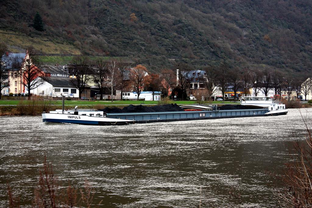 Der Frachter IMPULS war am 6.12.2015 auf der Mosel bei Cochem  schwer mit Kohle beladen stromaufwärts unterwegs.