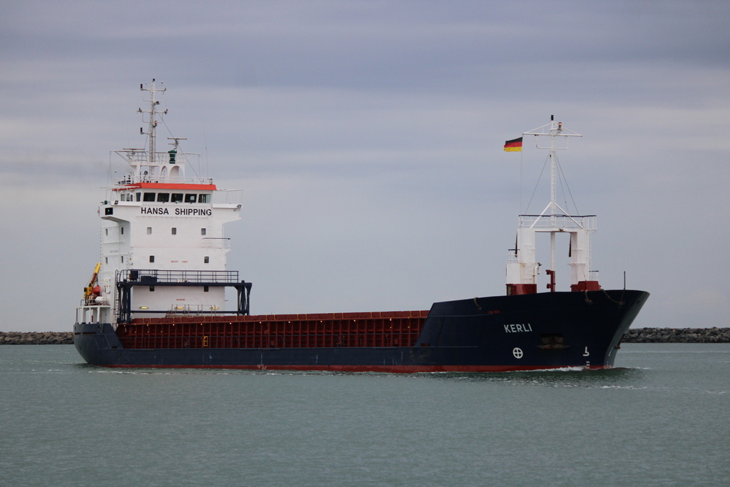 Der Frachter KERLI der Reederei HANSA SHIPPING auf dem Seeweg von Kaliningrad nach Rostock-Überseehafen beim Einlaufen in Warnemünde.28.08.2020