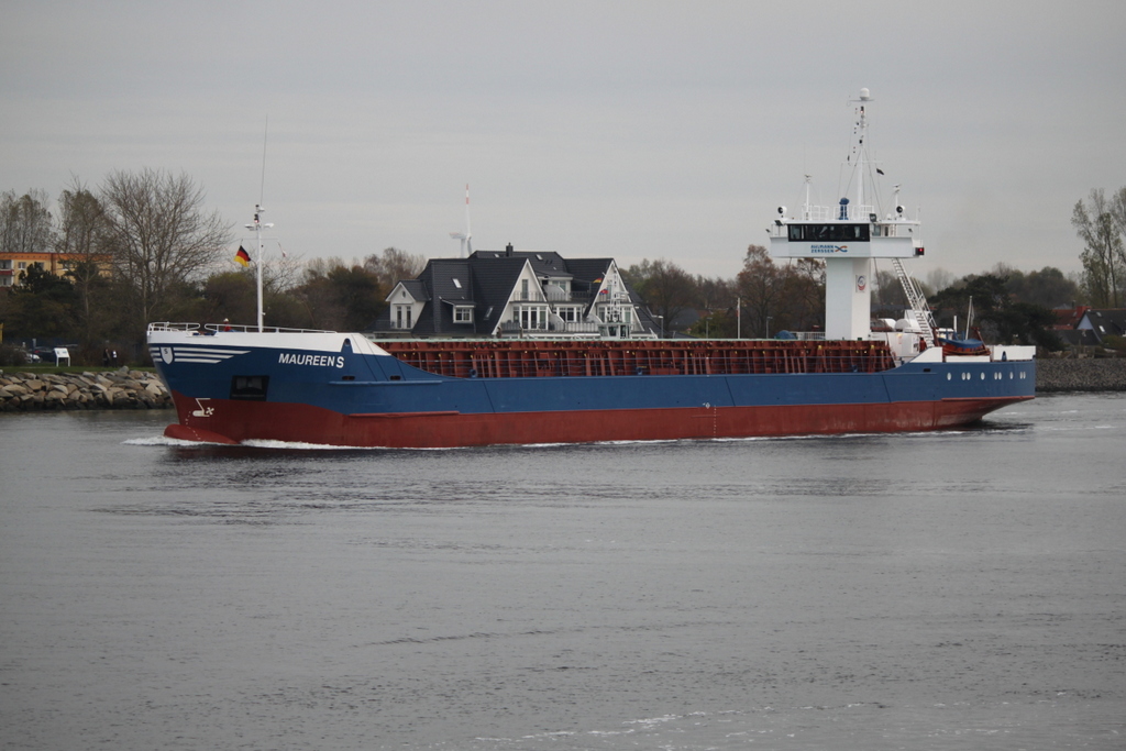 Der Frachter Maureen auf dem Seeweg von Rostock-Überseehafen via NOK nach Hamburg beim Auslaufen in Warnemünde.08.11.2019