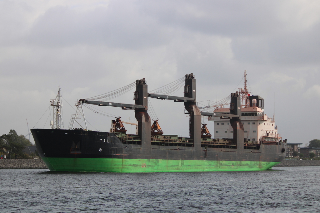 Der Frachter TALI auf ihrem Seeweg von Rostock-Überseehafen nach Sankt Petersburgn beim Auslaufen am 02.10.2020 in Warnemünde.