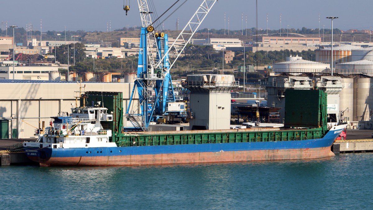 Der Frachter Wittenbergen am 26.10.2013 im Hafen von Civitavecchia