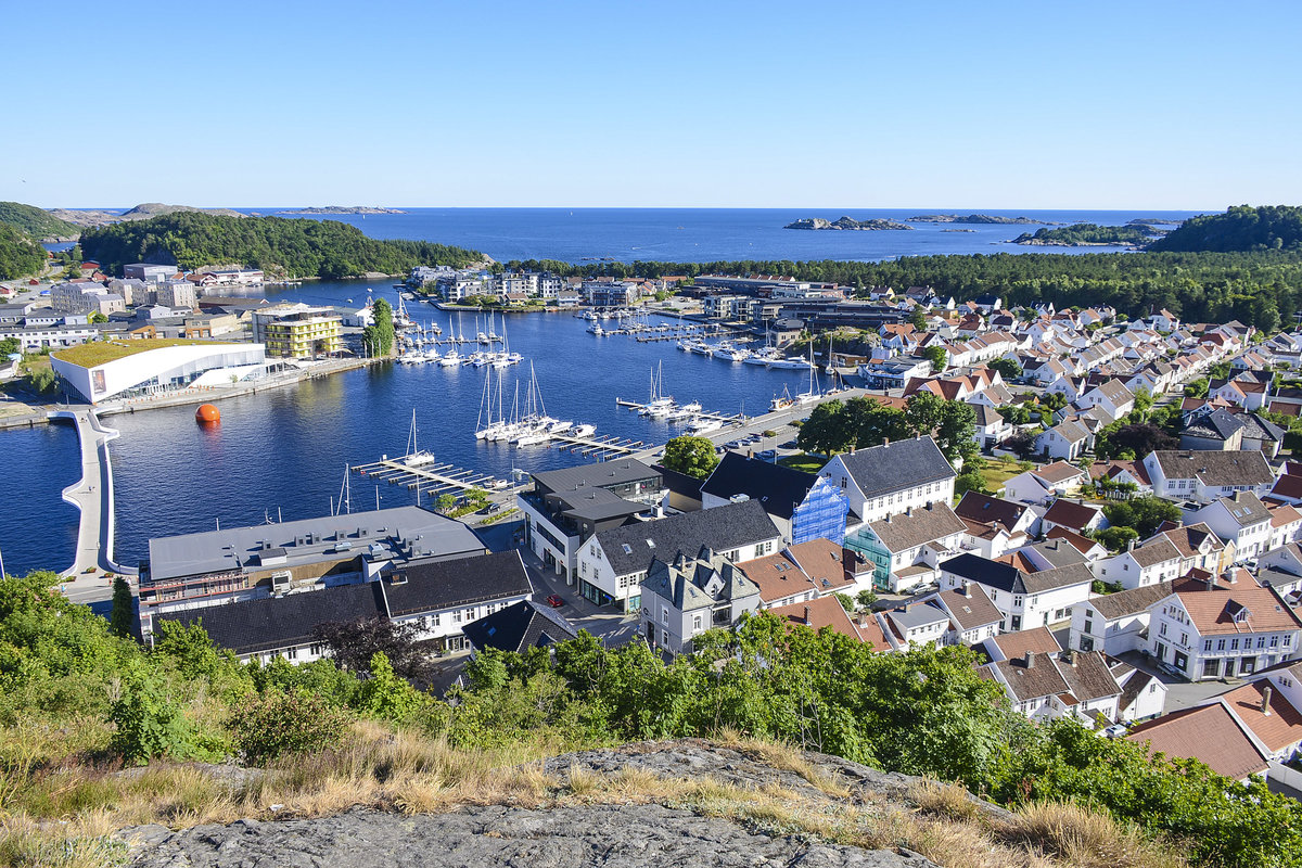Der Freizeithafen in Mandal an der norwegischen Südküste. Mandal entstand als Verladestation für Holz um 1500. Das Holz ging hauptsächlich in die Niederlande. Später wurde eine kleine Siedlung daraus.
Aufnahme: 1. Juli 2018.