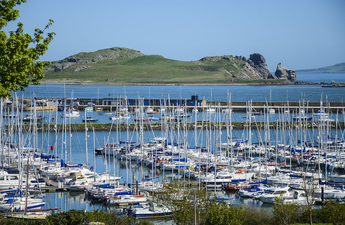 Der Freizeithafen von S. Mary's Church aus gesehen. Howth ist ein kleiner Ort östlich von Dublin. Aufnahme: 11. Mai 2018.