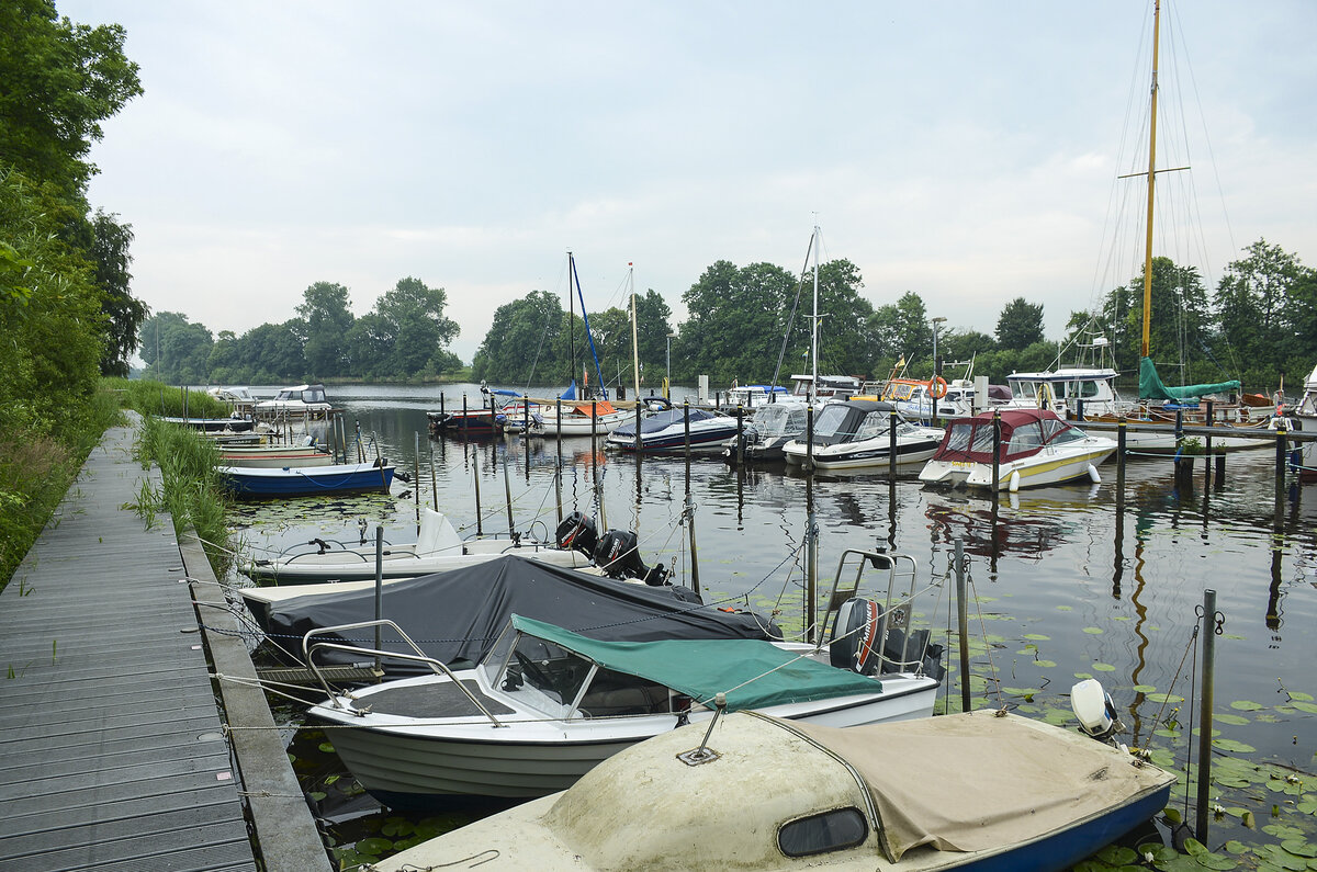 Der Freizeithafen in Süderstapel an der Eider (Kreis Schleswig-Flensburg). Aufnahme: 29. Juni 2021.