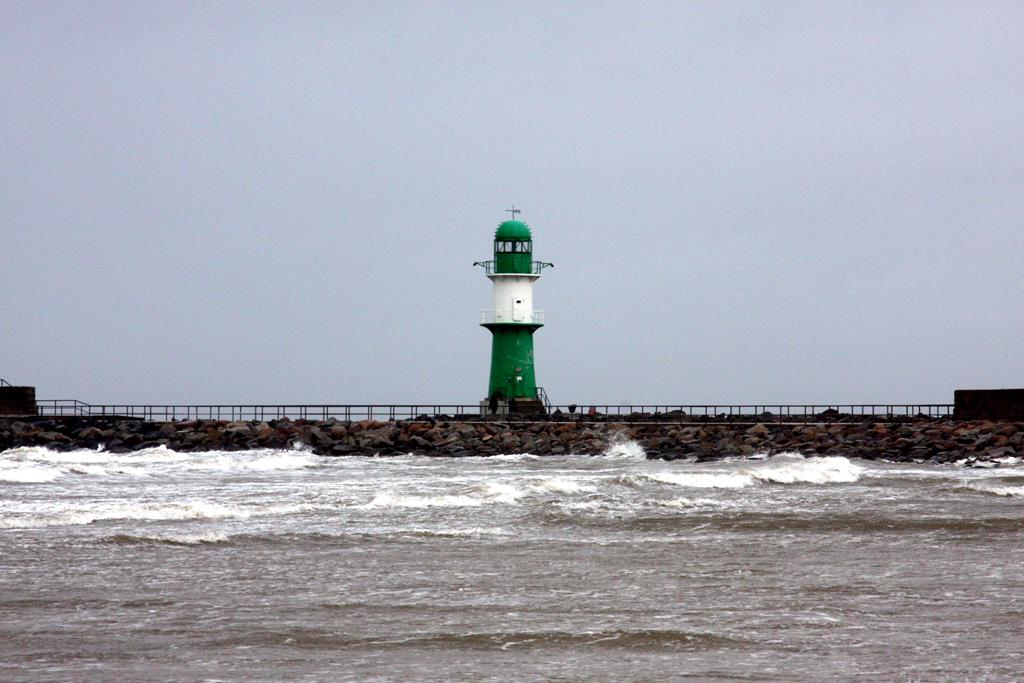 Der grüne Leuchtturm an der Einfahrt zum Rostocker Hafen an der Warnow Mündung am 19.11.2015.