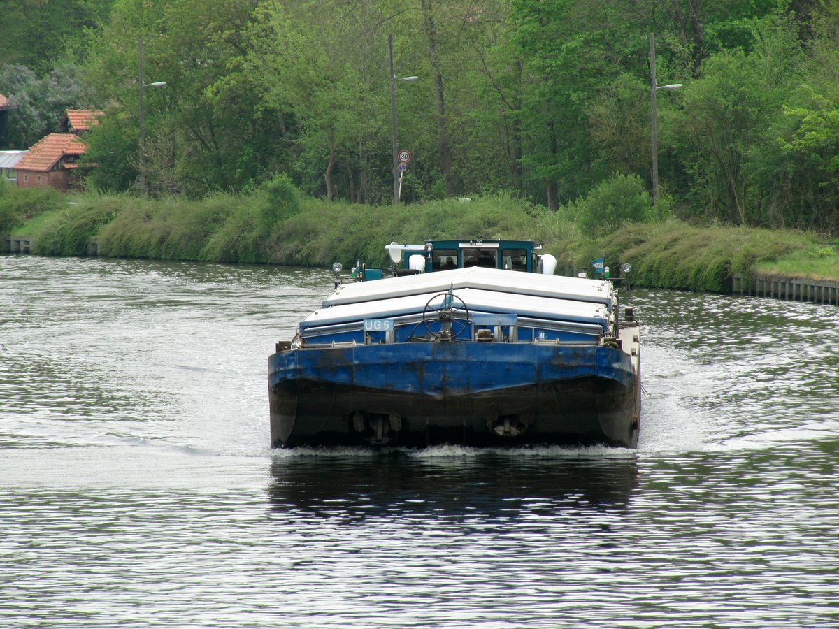 Der GSL UG6 (05802990 , 32,41 x 8,18m) wurde am 29.04.2020 vom Schubboot 2353 (05612110) im Teltowkanal bei Berlin-Kohlhasenbrück zu Tal geschoben.