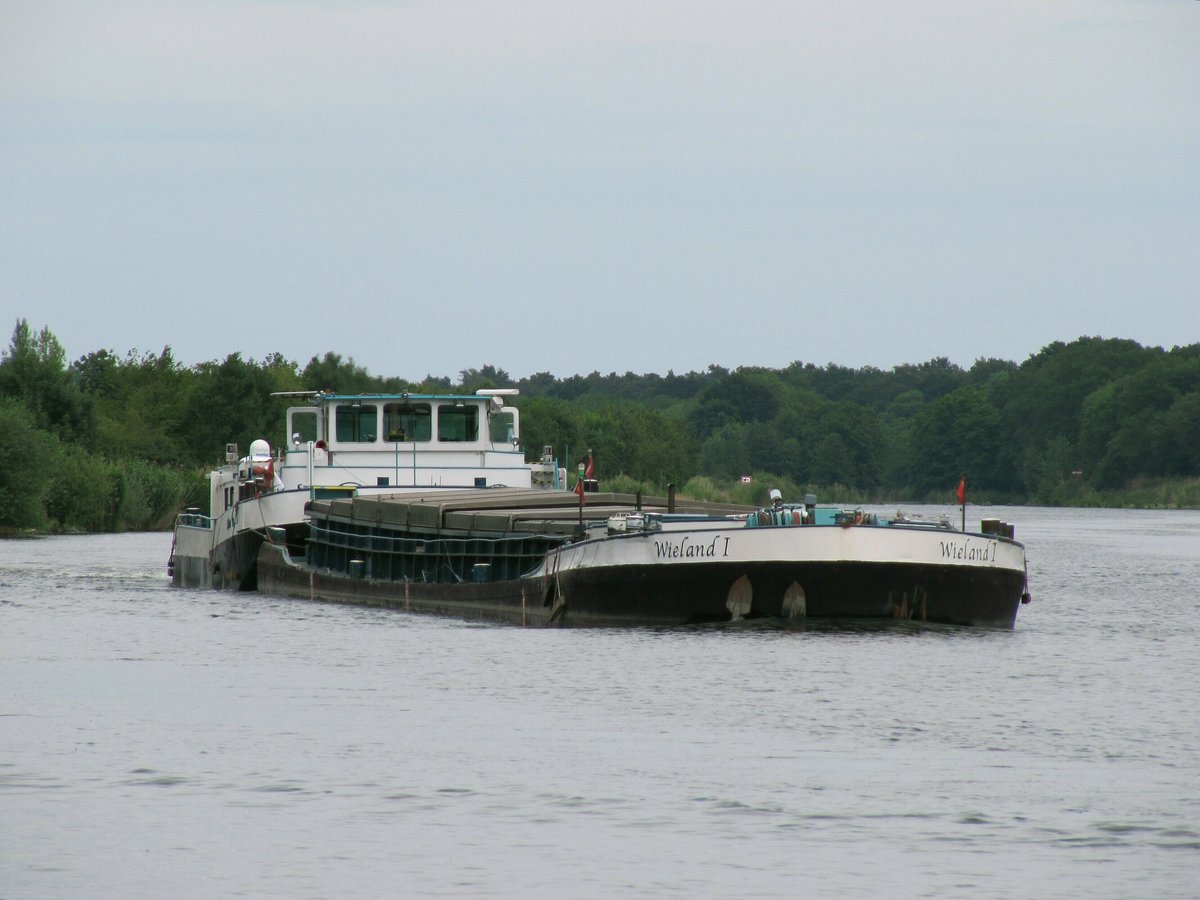 Der GSL  WIELAND I (04003900 , 66,90 x 8,2m) wurde am 24.06.2020 vom Schubboot  LIAN R. (04014550 , 24 x 9m) im Elbe-Havel-Kanal Höhe Alte Ziegelei b. Parchau zu Tal geschoben.