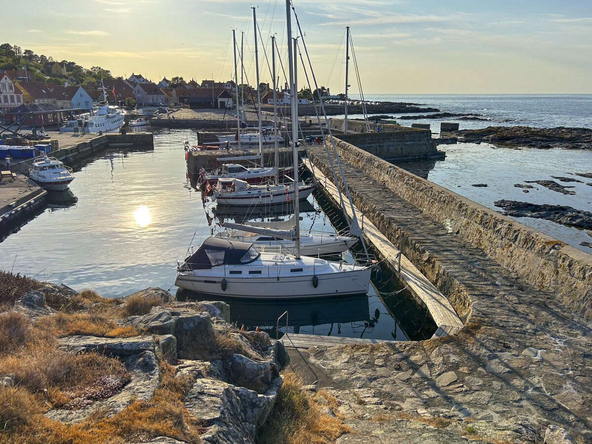 Der Hafen von Gudhjem an der Nordküste von Bornholm (Dänemark). Aufnahme: 14. Juni 2023.