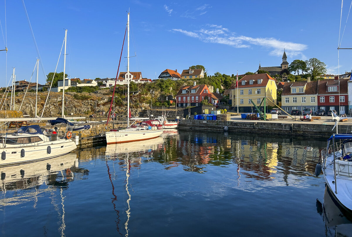 Der Hafen von Gudhjem an der Nordküste von Bornholm (Dänemark). Aufnahme: 14. Juni 2023.