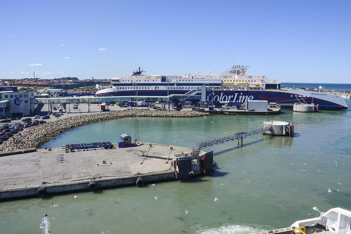 Der Hafen von Hirtshals liegt zwischen der Jammerbucht und der Tannisbucht. Als der Hafen von 1919 bis 1930 gebaut wurde, war er der erste dänische Hafen, dessen Lage der offenen Nordsee zugewandt war. Der Hafen wird seit 2001 in kommunaler Selbstverwaltung betrieben. Er hat eine Kailänge von 4,7 Kilometer und eine Fläche von rund 1.100.000 m², wovon 310.000 m² vermietet sind. Die sieben, bis zu 10,5 Meter tiefen Hafenbecken verteilen sich auf 465.000 m² Wasserfläche. Im Hintergrund ist eine Schnellfähre der Reederei Fjord Line zu sehen. 
Aufnahme: 1. Juli 2018.