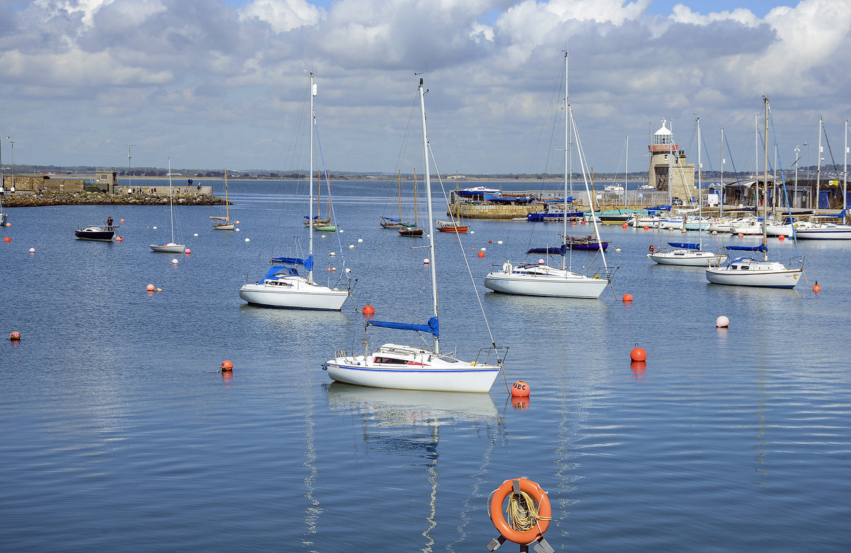 Der Hafen von Howth östlich von Dublin. Der Ort ist wegen seines Hafens mit zahlreichen Fischrestaurants und Fischgeschäften und der Klippen mit Wanderwegen ein beliebtes Ausflugsziel der Dubliner und vieler Touristen. 
Aufnahme: 11. Mai 2018.