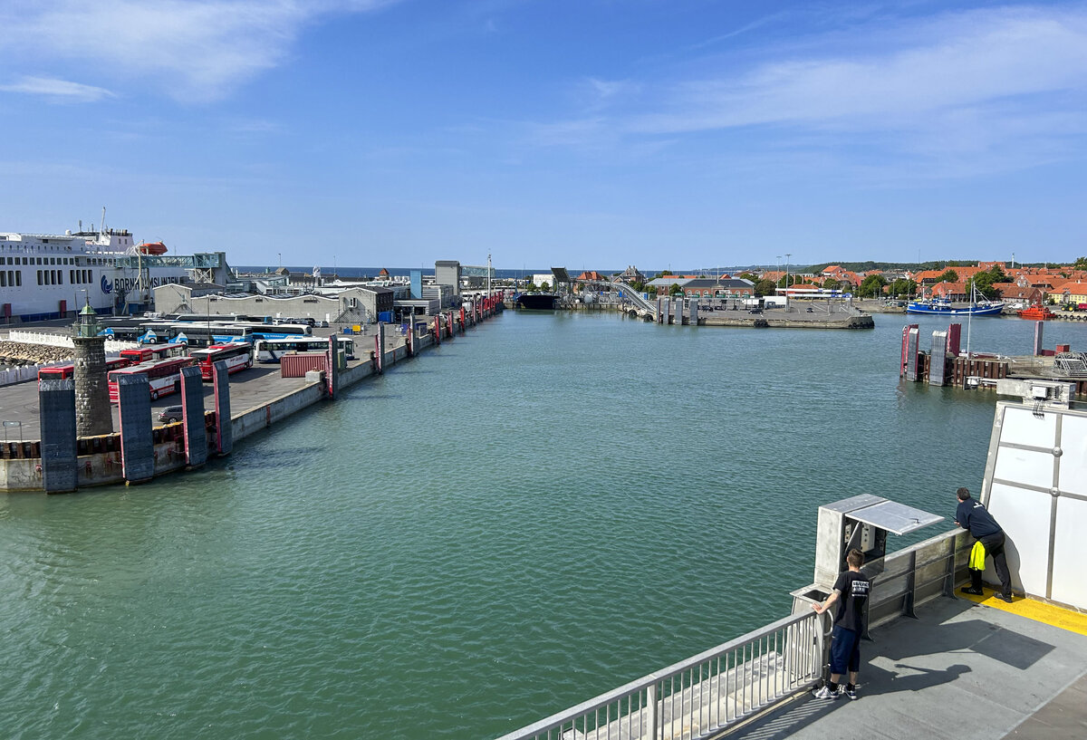 Der Hafen von Rønne von der Ystad-Fähre aus gesehen. Aufnahme: 14. Juni 2023.
