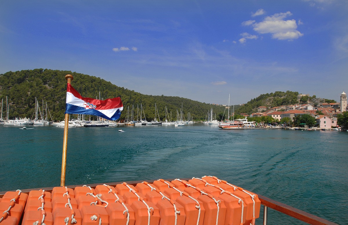 Der Hafen in Schraten und der Krka-Fluss vom Boot aus gesehen. Aufnahme: Juli 2009.