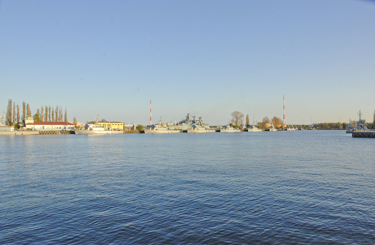 Der Hafen von Swinoujscie (Swinemünde) von Wybrzeze Wladyslava IV aus gesehen. Aufnahme: 5. Mai 2016.