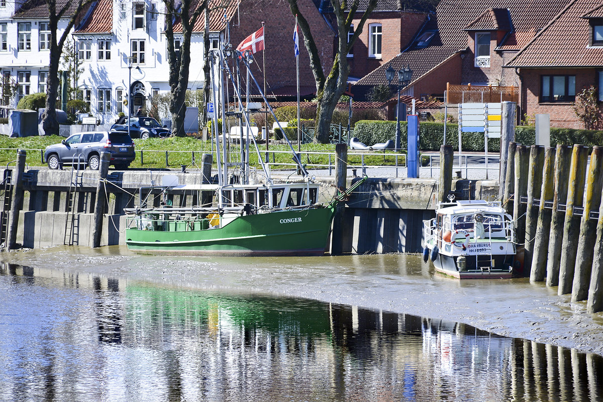 Der Hafen in Tönning (Nordfriesland) bei Niedrigwasser. Aufnahme: 31. März 2020.