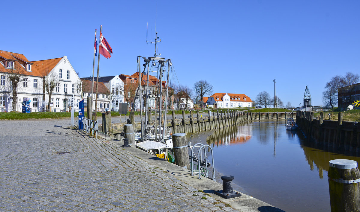 Der Hafen in Tönning (Nordfriesland). Im Hintergrund (rechts) ist das Wasser- und Schifffahrtsamt zu sehen. Aufnahme: 31. März 2020.