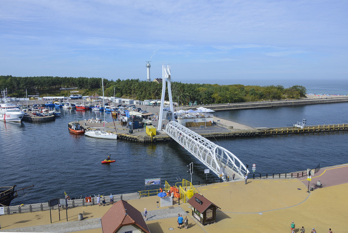 Der Hafen von Ustka (Stolpmünde) vom Leuchtturm aus gesehen. Aufnahme: 21. August 2020.