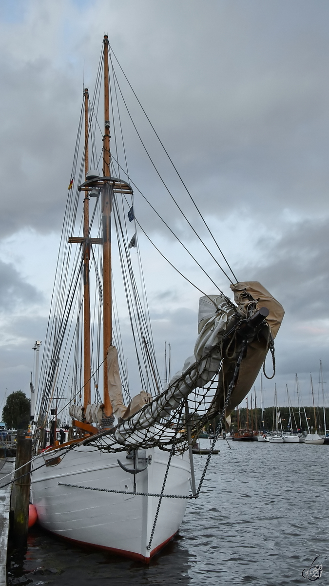 Der Haikutter NORDWIND wurde im Jahr 1919 gebaut und ist hier Mitte August 2021 im Hafen von Greifswald zu sehen.