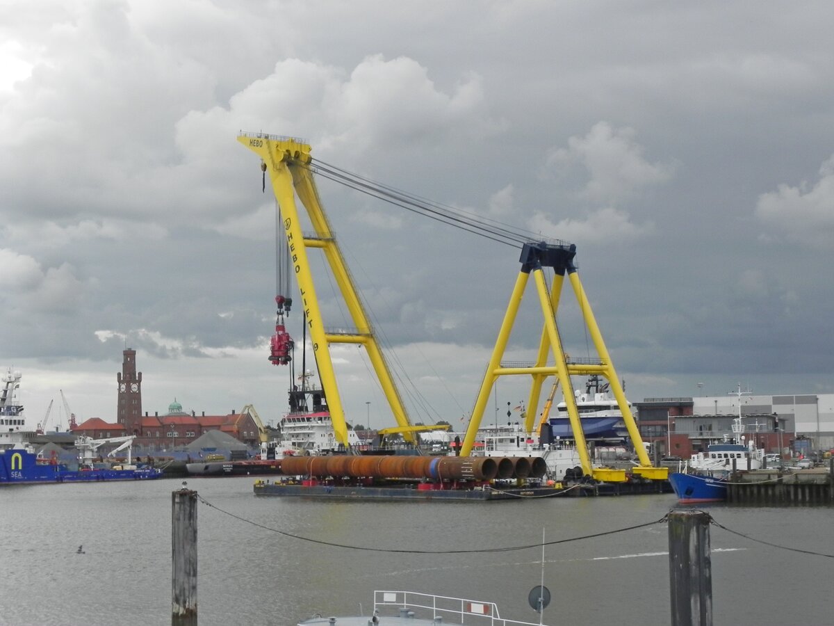 Der HEBO Lift 9 ist ein seegängiger Schwimmkran mit einer Tragfähigkeit von 800 Tonnen. Mit einer Länge von etwa 67 Metern und einer Breite von 27 Metern ist er mit dynamischen Positionierungsfunktionen ausgestattet, die ein präzises Manövrieren bei komplexen Hebevorgängen ermöglichen. IMO 8343135, am 17.09.25 im Hafen von Cuxhaven.