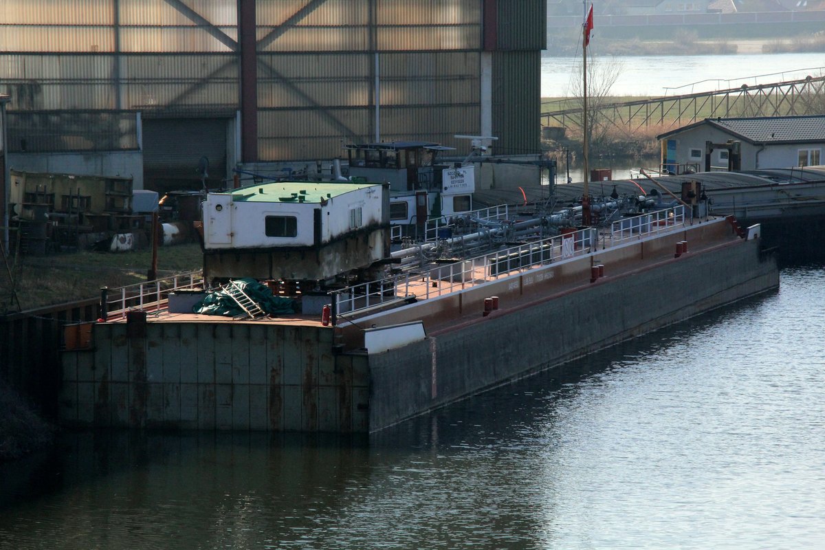 Der herausgetrennte Laderaum des ex Dettmer Tank 51 (04014550) lag am 26.02.2019 bei der Hitzler Werft im Elbe-Lübeck-Kanal in Lauenburg/Elbe.