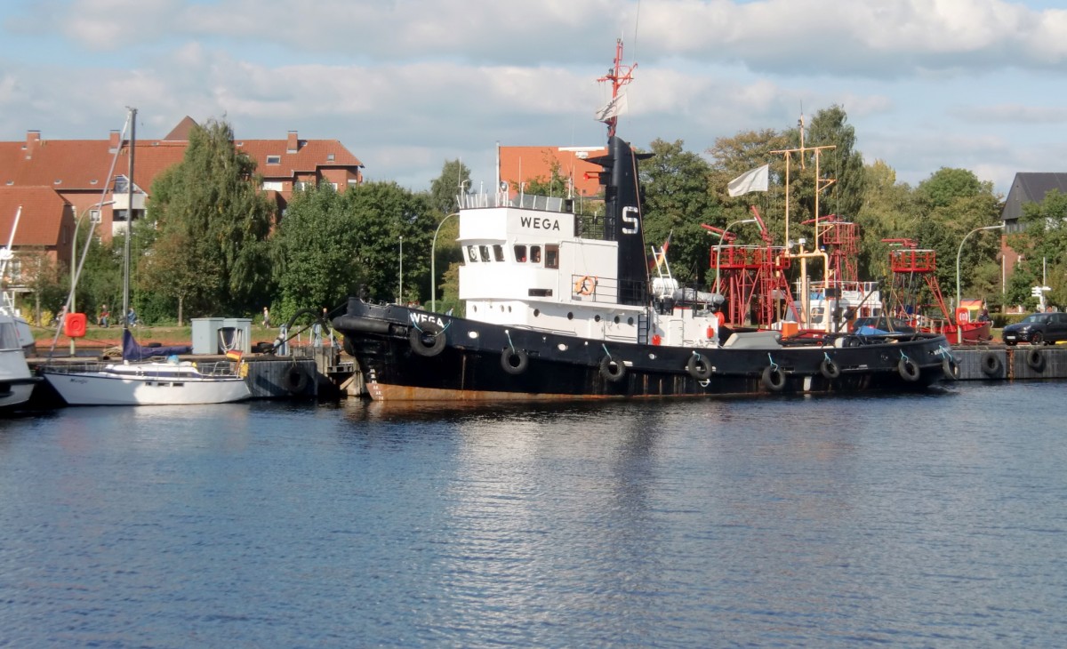 Der Hochseeschlepper  WEGA  , Verdr. 155 BRT ,Länge ca.30 meter ,hier im Grossen
Hafen an der Wiesbadenbrücke von WHV liegend , Foto von Sept.2013