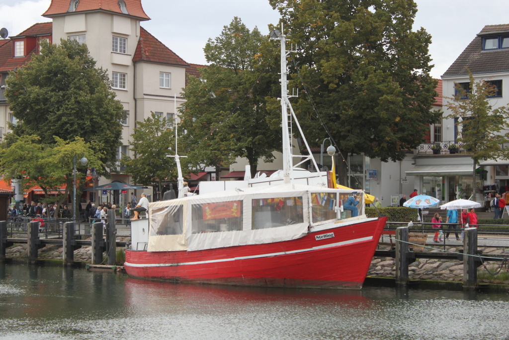 Der Imbisskutter Stelling am 15.09.2018 in Warnemünde 