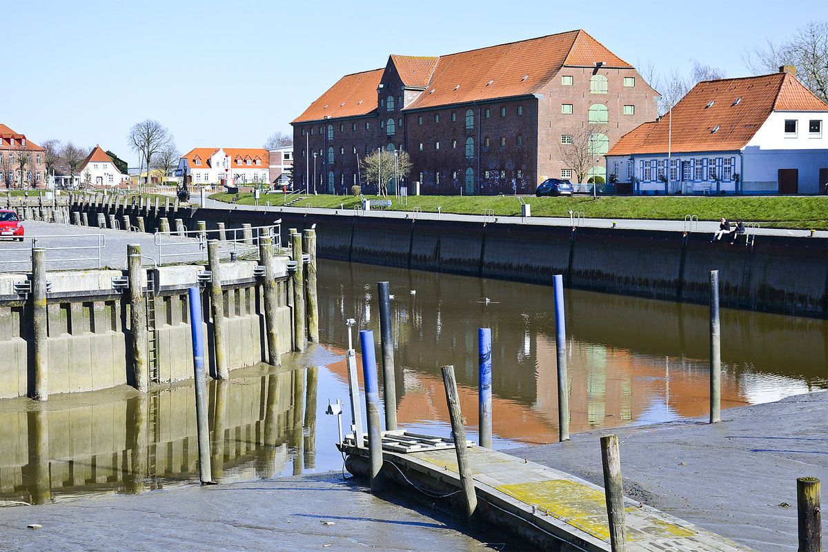 Der Innerhafen in Tönning (Nordfriesland) bei Niedrigwasser. Aufnahme: 31. März 2020.