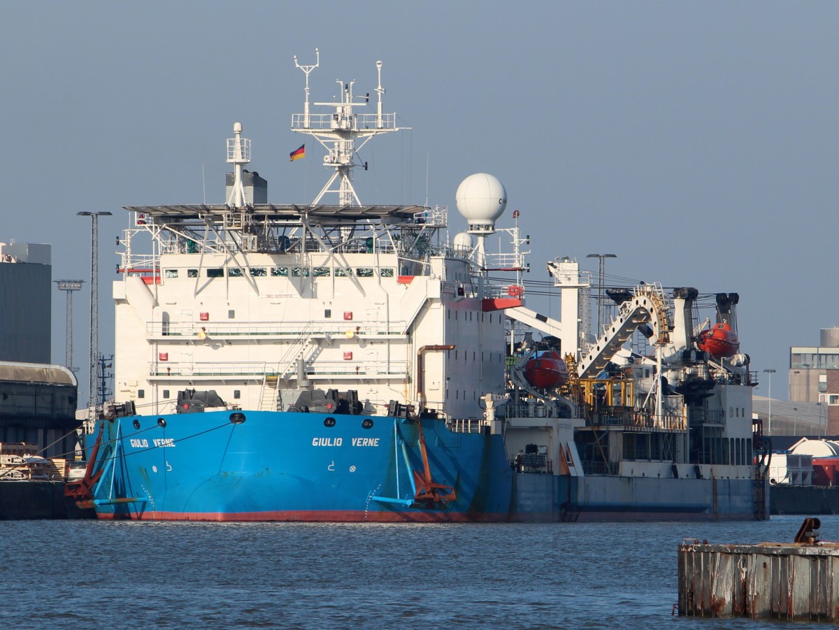 Der Kabelleger Giulio Verne am 28.01.2014 im Hafen von Bremerhaven, sie ist 133m lang und 32m breit.