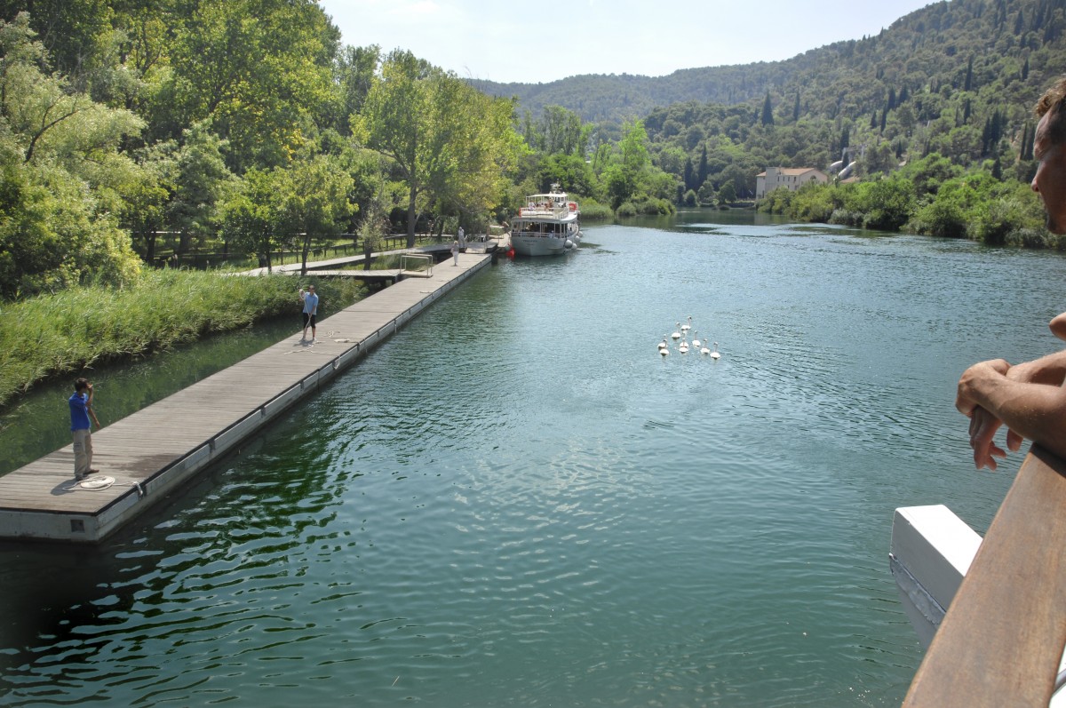 Der Kai am Krka-Fluss vor dem Nationalpark Krk in Kroatien. Aufnahme: Juli 2009.