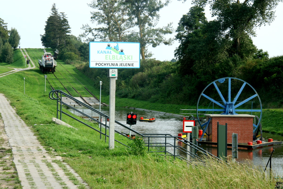 Der Kanał Elbląski oder Oberländische Kanal wurde zwische 1844 und 1860 unter der Leitung des königlich preußischen Baurats Georg Steenke erbaut. Der Kanal hat eine Länge von 82 km und verbindet die Ostsee über das Frische Haff bei Elblag mit den Masurischen Seen bei Ostroda. Mit weiteren Zweigabschnitten kommt der Kanal sogar auf eine Länge von 130 km.
Das Herzstück des Kanals ist ein 9,6 km lange Abschnitt zwischen Caluny und Buscyniec. Auf dieser Strecke überwindet der Kanal einen Höhenunterschied von 99,2 m über fünf Rollberge. Diese einzigartigen Rollberge machen den Kanal weltbekannt. 
Im Bild zu sehen ist der Rollberg Jelenie. Dieser Rollberg ist 433 m lang und überwindet einen Höhenunterschied von 22 m. Jelenie, 09.09.2017