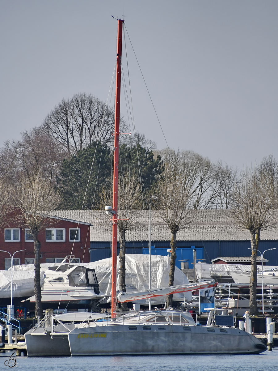 Der Katamaran EASY LIVING war Ende März 2022 im Yachthafen von Travemünde zu sehen.