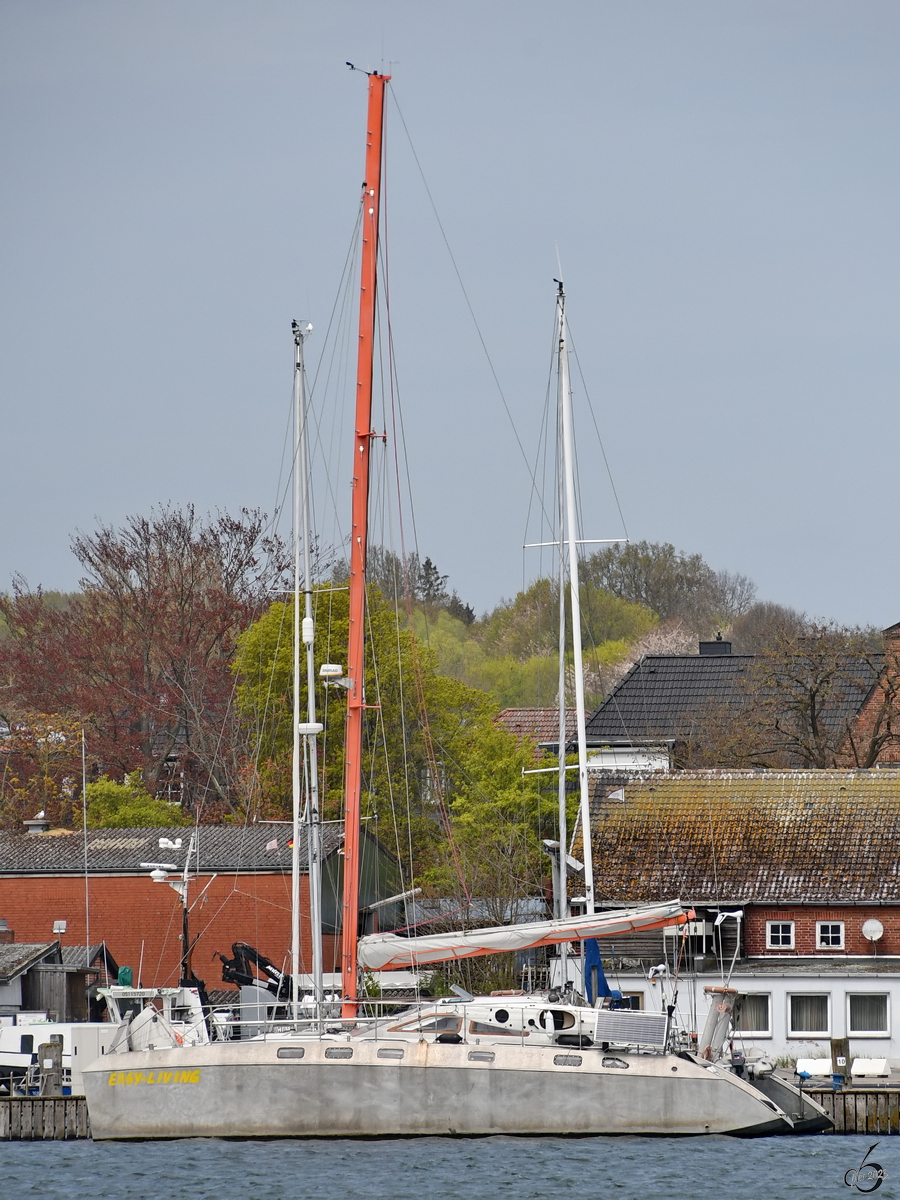 Der Katamaran EASY LIVING war Anfang Mai 2023 im Yachthafen von Travemünde zu sehen.