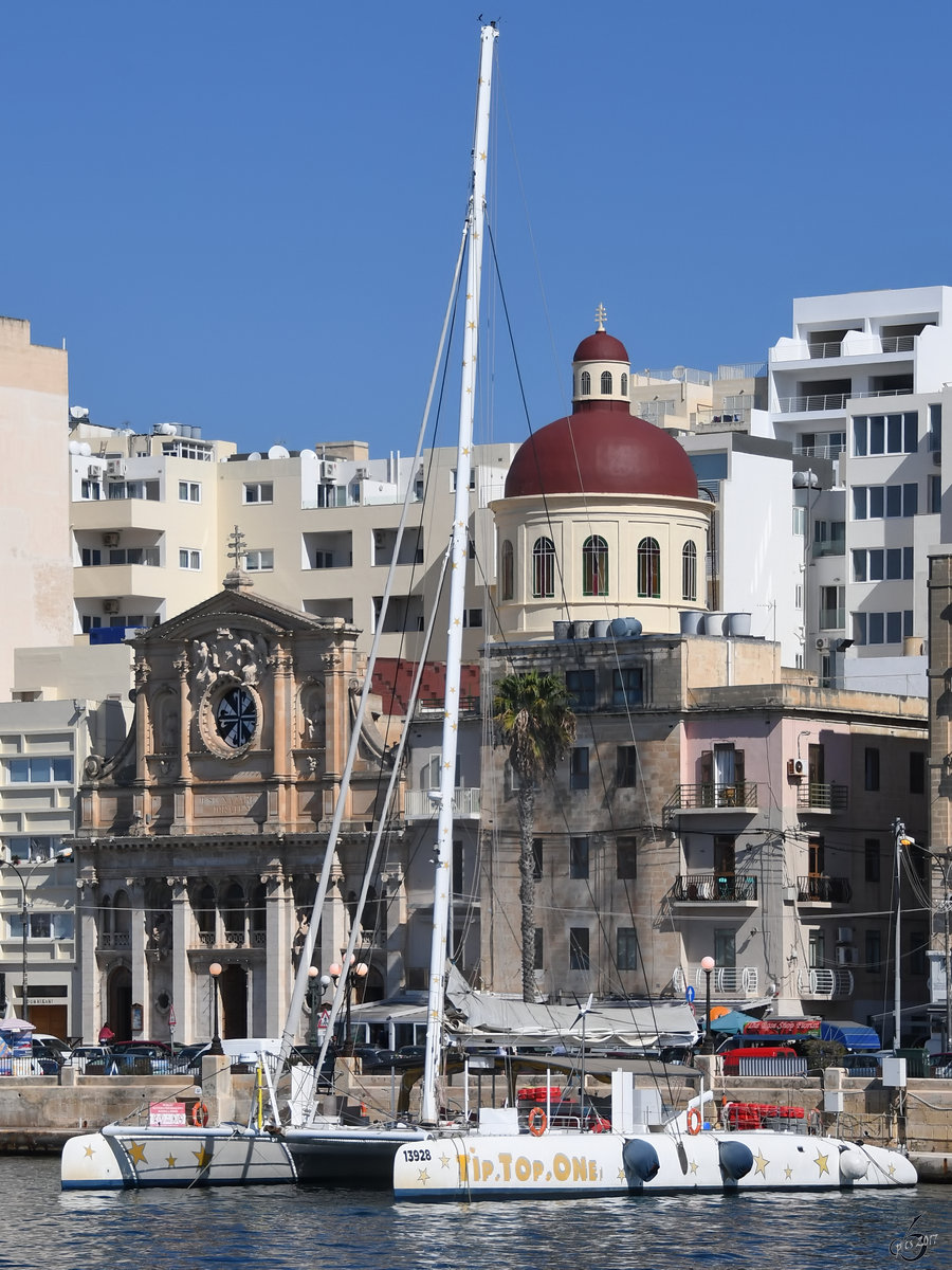 Der Katamaran  Feng Shui  im Marsamxett Hafen. (Sliema, Oktober 2017)