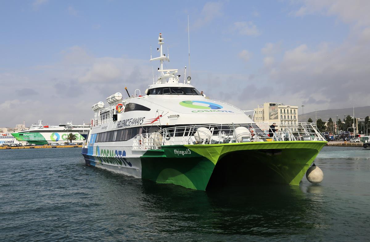 Der Katamaran Flyingcat 5 von Hellenic Seaways legt hier am 4.3.2020 im Hafen von Piräus ab.