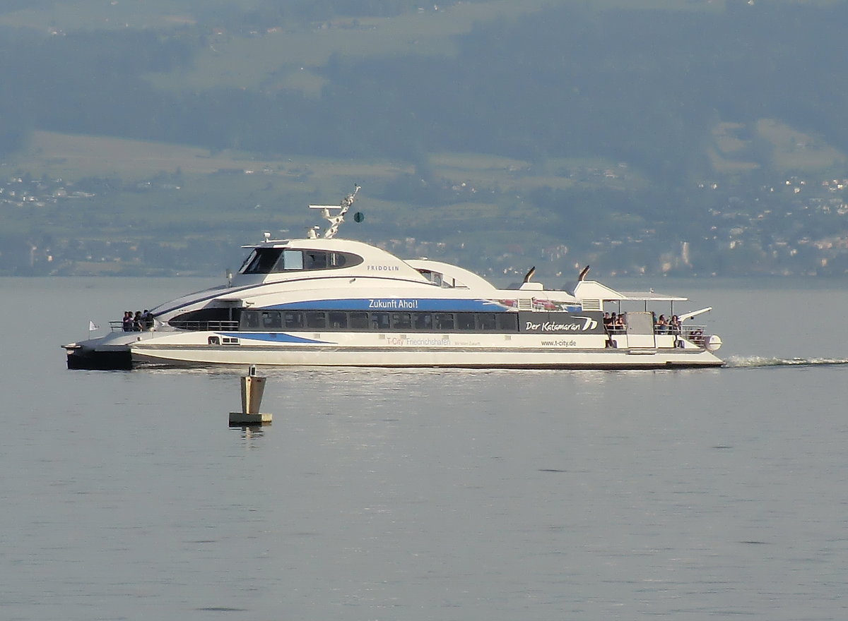 Der Katamaran Fridolin verkehrt zwischen Konstanz und Friedrichshafen. Die Fahrzeit beträgt 52 Minuten zwischen beiden Häfen. Es gibt noch zwei Baugleiche Schiffe in diesem Kursverkehr, es sind die Konstanze und Ferdinand. Das Foto ist vom 12.5.2011.