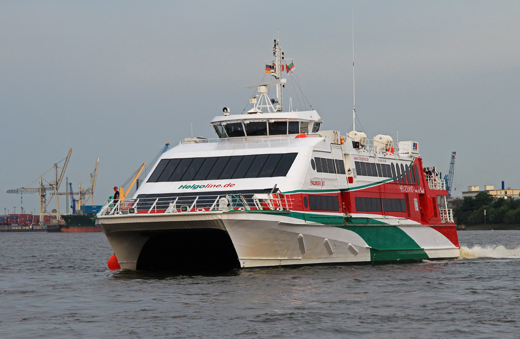 Der Katamaran  Halunder Jet  pendelt täglich zwischen Hamburg und der Insel Helgoland. Hier bringt er am Abend des 07.06.2014 die Tagesausflügler nach Hamburg zurück.