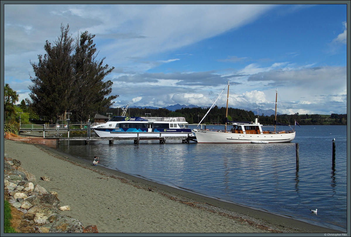 Der Katamaran  Luminosa  und die Motorjacht  Faith  am Anleger in Te Anau. (25.10.2016)