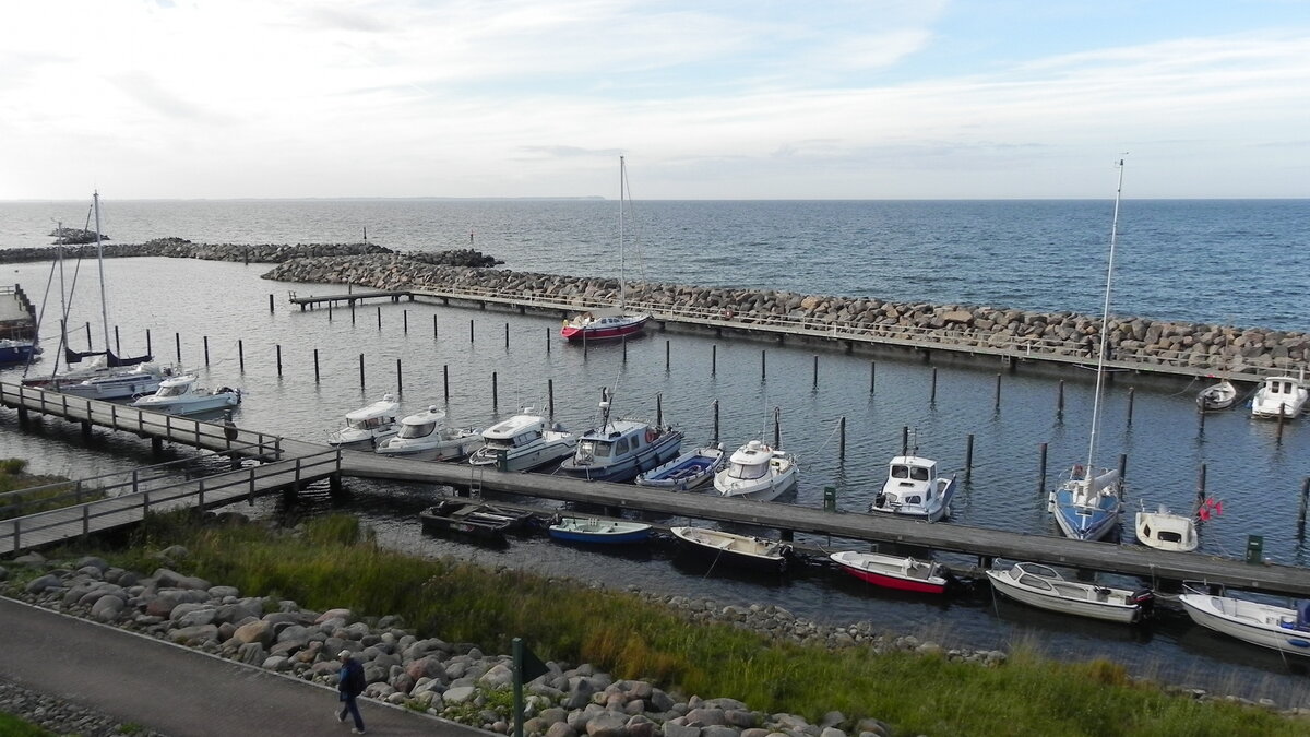 
Der kleine Jachthafen von Lohme, auf der Halbinsel Jasmund im Nordosten der Insel Rügen schmiegt sich romantisch an das bewaldete Steilufer. Direkt gegenüber liegt das Kap Arkona, der nördlichste Punkt der Insel Rügen. So beschreibt die Webside www.lohme.de diesen recht abgeschiedenen Ort auf Deutschlands größter Insel.