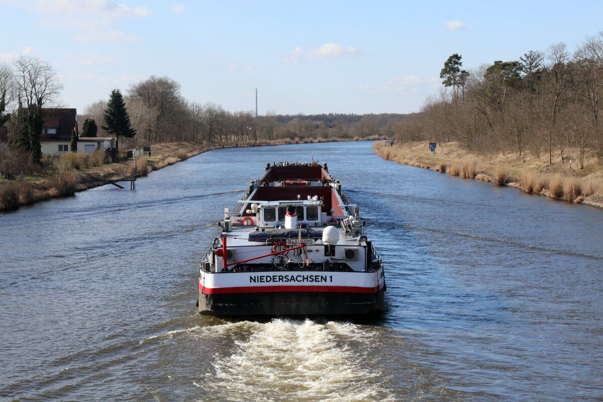 Der Koppelverband , bestehend aus dem  SGMS NIEDERSACHSEN 1 (ENI 04005070 , 84,85 x 8,99m) und dem  GSL HANNOVER 1 (ENI 04032140 , 77,10 x 8,98m) befuhr am 02.03.2025 den  ELBE-HAVEL-KANAL  bei Kader Schleuse Richtung Genthin.
