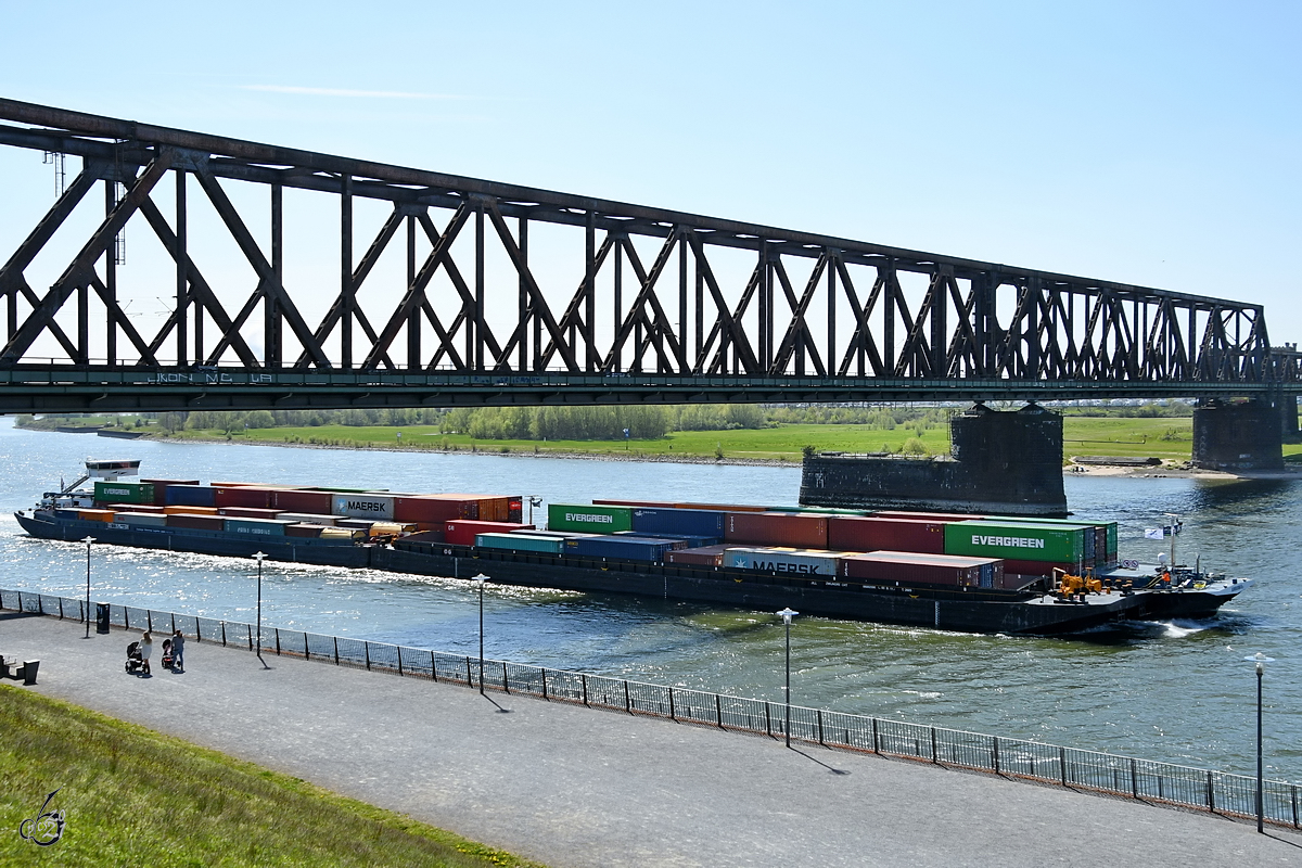 Der Koppelverband ANROMA (ENI: 02323909) ist hier Mitte April 2021 auf dem Rhein unterwegs und passiert gerade Duisburg.