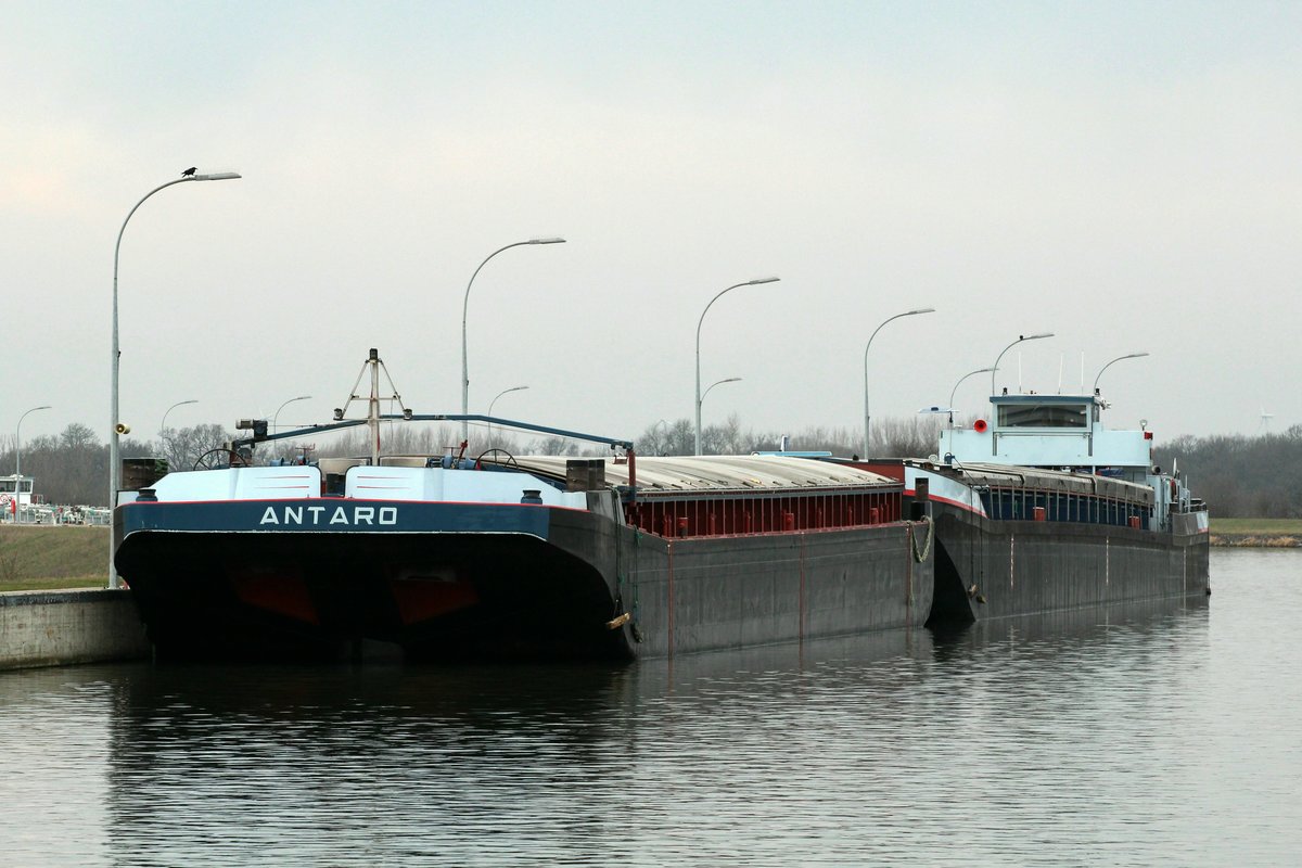 Der Koppelverband mit GSL Antaro I (04032150 , 59 x 9m) & SGMS Antaro (04002170 , 86 x 9m) lag am 13.03.2017 im Oberwasser der Schleuse Rothensee und wartete auf seine Talschleusung Richtung Magdeburger Häfen.