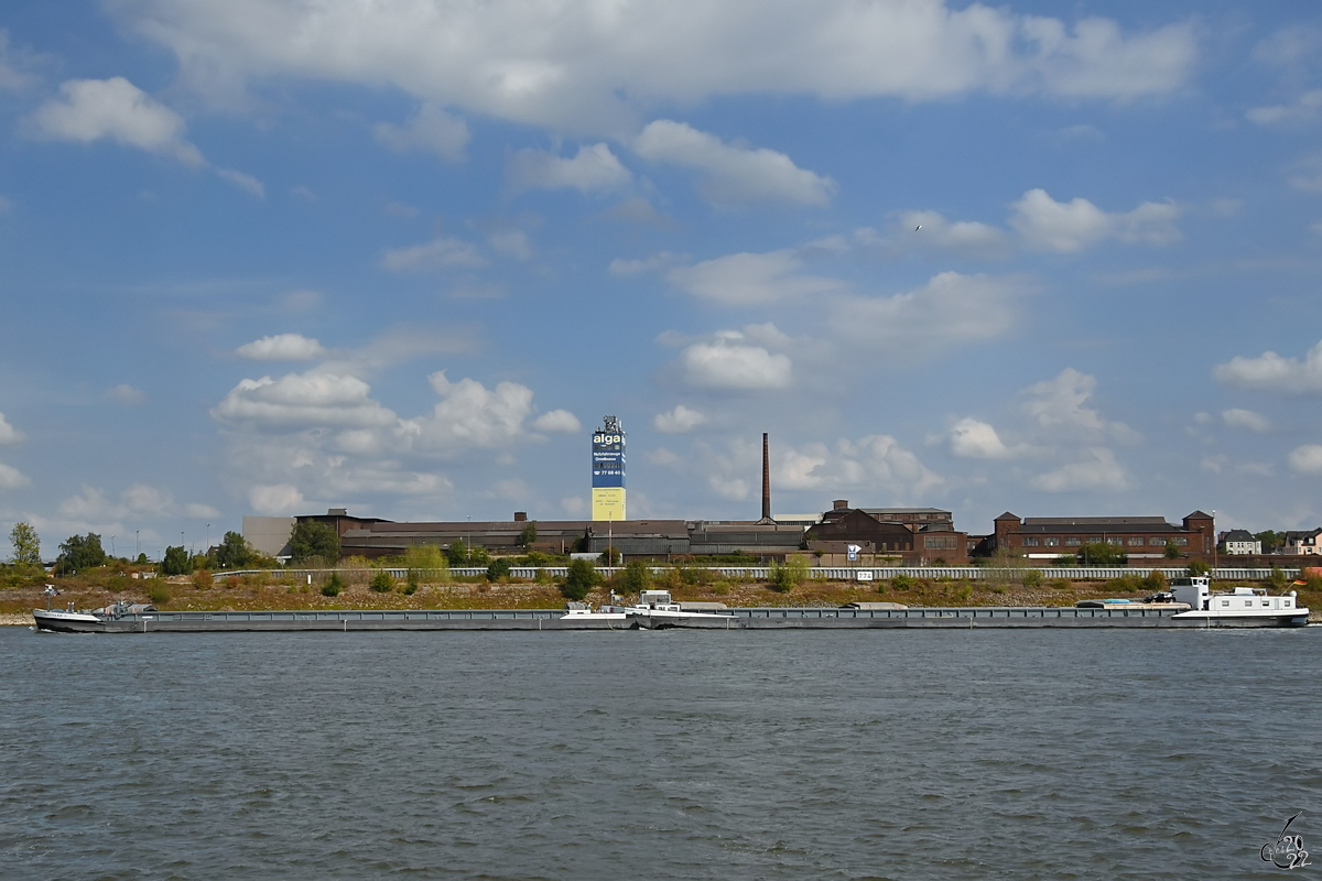 Der Koppelverband NAVIGARE I / II (ENI: 04605650 / 04803860) fährt den Rhein hinauf, so gesehen Ende August 2022 in Duisburg)