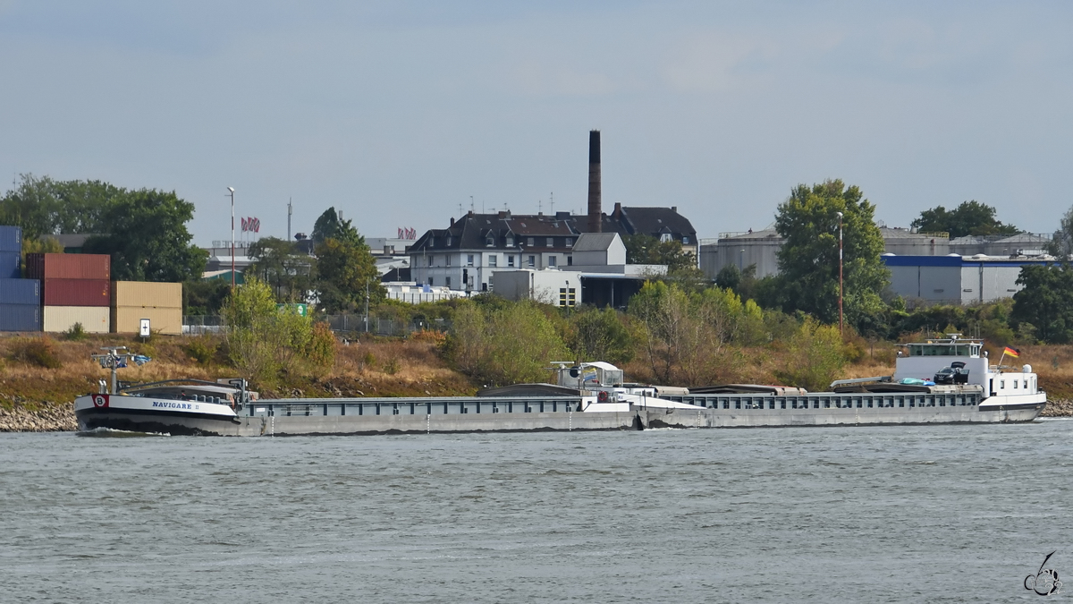 Der Koppelverband NAVIGARE I / II (ENI: 04605650 / 04803860) fährt den Rhein hinauf, so gesehen Ende August 2022 in Duisburg)