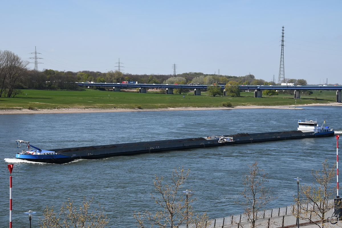 Der Koppelverband REINHOLD DEYMANN (ENI: 02338773) unterwegs im April 2021 auf dem Rhein bei Duisburg.