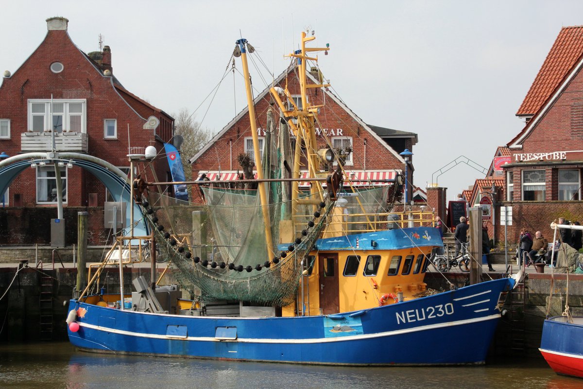Der Krabbenfischer NEU 230 lag am 26.03.2016 im Hafen von Neuharlingersiel.