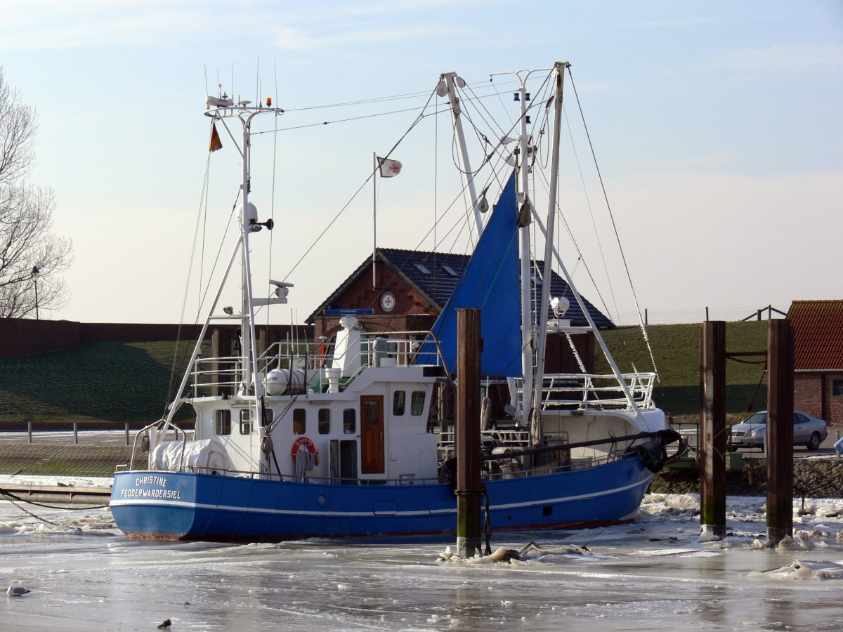 Der Krabbenkutter Christine am 06.02.2010 im Hafen von Fedderwardersiel.