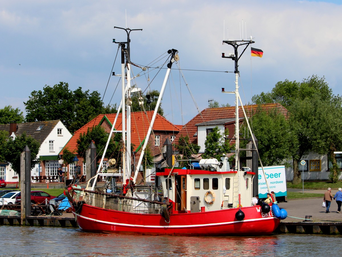 Der Krabbenkutter GRE14 Wangerland am 02.06.2014 im Hafen von Fedderwardersiel. Sie ist 16,41m lang und 5,2m breit