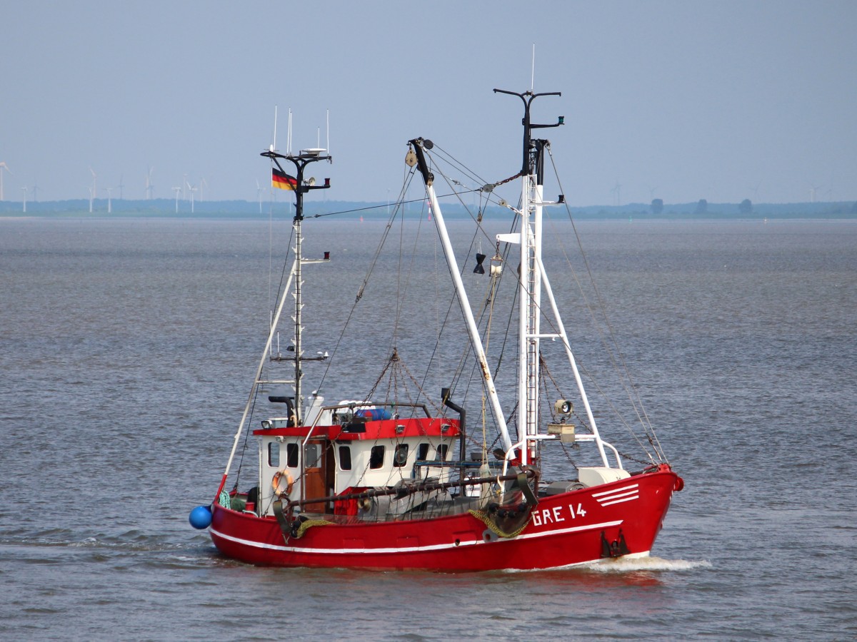 Der Krabbenkutter Wangerland GRE14 am 02.05.2014 bei der Einfahrt in den Hafen von Fedderwardersiel. Sie ist 16,41m lang und 5,2m breit.