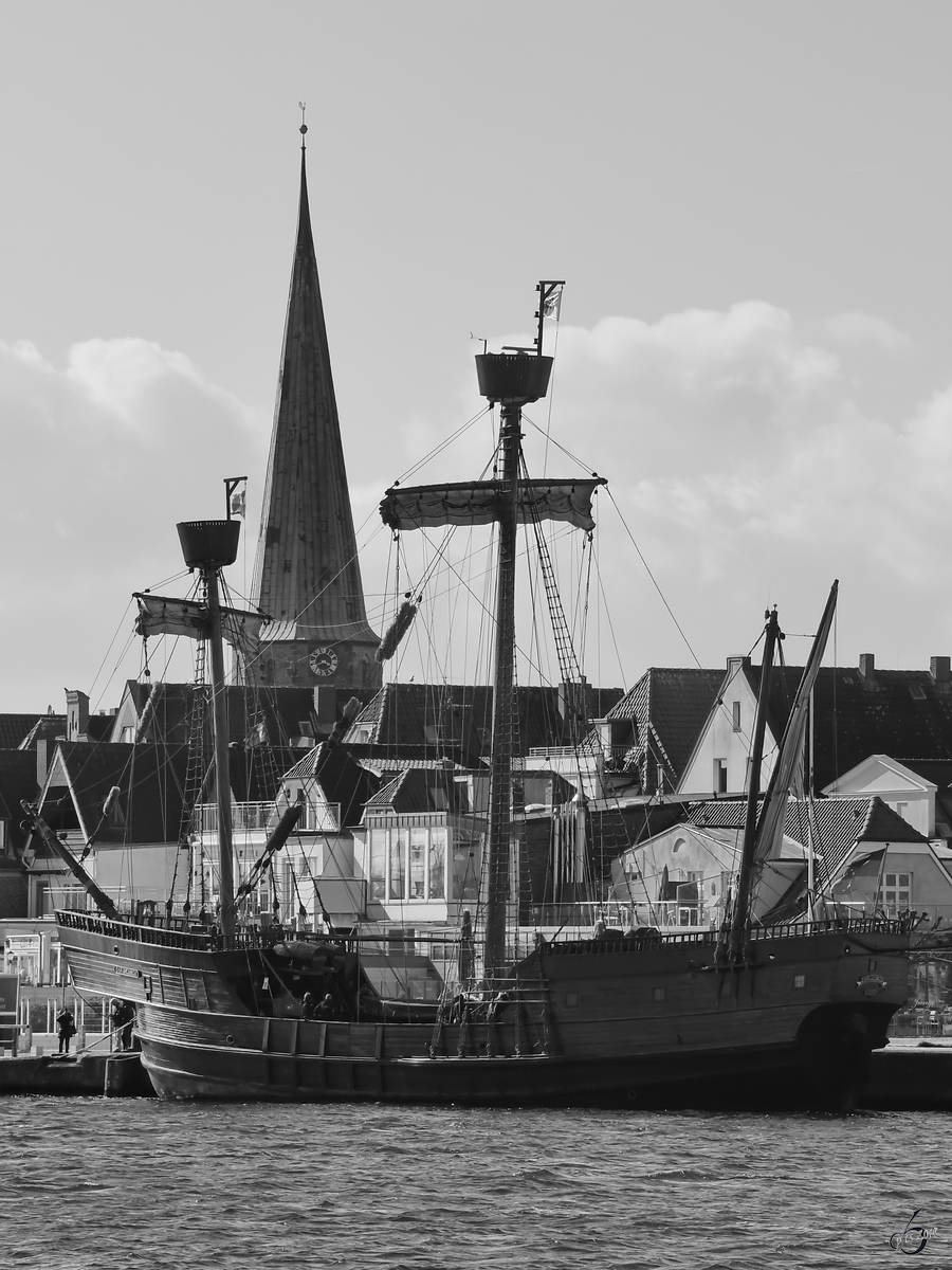 Der Kraweel-Nachbau Lisa von Lübeck (IMO 2684682), gesehen Anfang April 2019 in Travemünde.